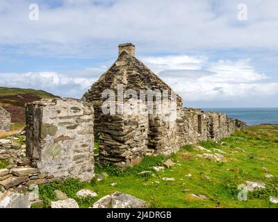 Le rovine di Riasg Buidhe e abbandonato villaggio di pescatori sull'isola interna Ebridea di Colonsay Foto Stock