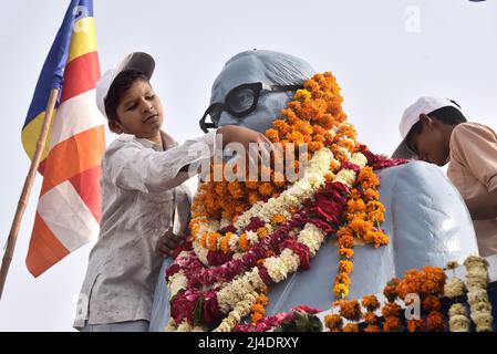 Bikaner, India. 14th Apr 2022. Omaggio floreale in occasione del suo 131st anniversario di nascita Bhimrao Ambedkar a Bhimrao Ambedkar cerchio Bikaner. (Foto di Dinesh Gupta/Pacific Press) Credit: Pacific Press Media Production Corp./Alamy Live News Foto Stock