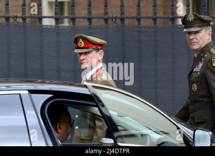 Il generale DEGLI STATI UNITI James C McConville (Capo di Stato maggiore dell'Esercito degli Stati Uniti) e il generale Sir Mark Carleton-Smith (Capo dello Stato maggiore dell'Esercito britannico) lea Foto Stock