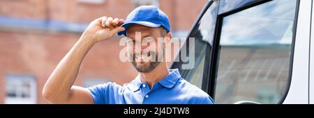 Smiling Delivery uomo o Handycam in uniforme vicino al camion Foto Stock