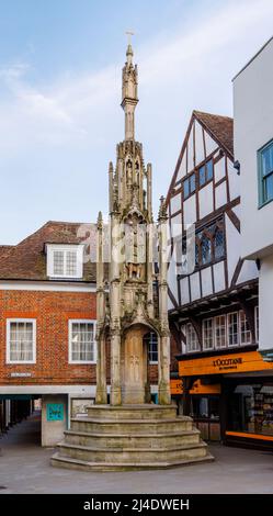 Il Buttercross, un monumento storico a croce Santa e punto di riferimento, High Street, centro della città di Winchester con la statua di re Alfred, Hampshire, Inghilterra Foto Stock