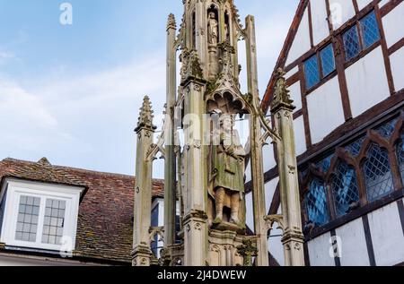 Il Buttercross, un monumento storico a croce Santa e punto di riferimento, High Street, centro della città di Winchester con la statua di re Alfred, Hampshire, Inghilterra Foto Stock