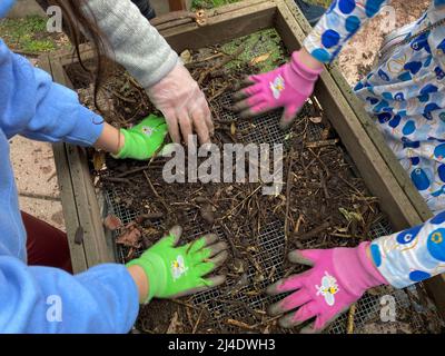 I giardinieri setacciano compost in un giardino di comunità a New York il sabato 9 aprile 2022. (© Frances M. Roberts) Foto Stock