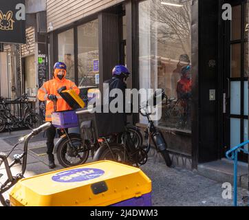 I lavoratori per il servizio di consegna superveloce di generi alimentari Getir ritornano nel loro negozio oscuro dopo una consegna nel lato del basso Oriente a New York sabato 9 2022 aprile. Getir è stato iniziato in Turchia nel 2015 ed è stato ampliato in Europa originariamente. (© Richard B. Levine) Foto Stock