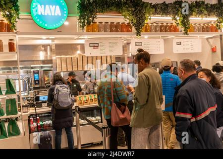 Soft apertura di un ramo di Naya Middle-Eastern food a Moynihan Train Hall a New York Martedì, Aprile 5, 2022. (© Richard B. Levine) Foto Stock