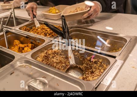 Soft apertura di un ramo di Naya Middle-Eastern food a Moynihan Train Hall a New York Martedì, Aprile 5, 2022. (© Richard B. Levine) Foto Stock