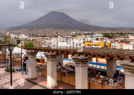 Vulcano El misti visto dal Mirador Yanahuara, Arequipa, Arequipa Regione, Perù. Foto Stock
