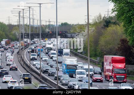 Iver Heath, Buckinghamshire, Regno Unito. 14th aprile 2022. Il traffico sia in senso orario che in senso antiorario era già pesante nel tardo pomeriggio del M25 di oggi come la gente viaggia a casa presto e si dirige fuori il Weekend della festa della Banca di Pasqua. Le autostrade dovrebbero essere molto trafficate durante il fine settimana. Credit: Maureen McLean/Alamy Live News Foto Stock