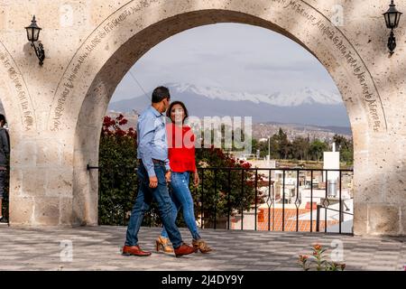 Una coppia locale peruviana al Mirador Yanahuara, Arequipa, Regione di Arequipa, Perù. Foto Stock