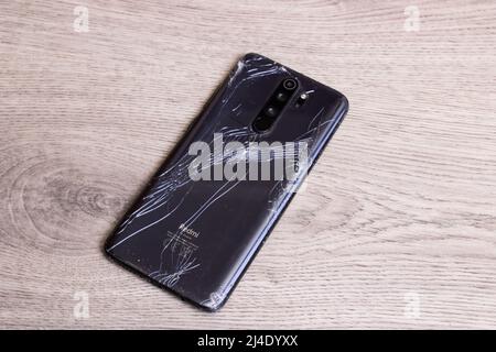 Belarus, Novopolotsk - 19 januay, 2022: Coperchio telefonico Brocken xiaomi su tavolo in legno Foto Stock