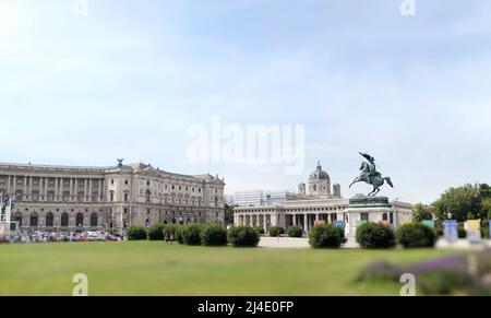 Vista sul Palazzo di Hofburg e sulla statua del Kaiser Franz Josef in una giornata di sole nel centro di Vienna, Austria Foto Stock