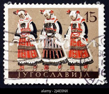 JUGOSLAVIA - CIRCA 1957: Un francobollo stampato in Jugoslavia mostra il costume nazionale macedone, circa 1957 Foto Stock