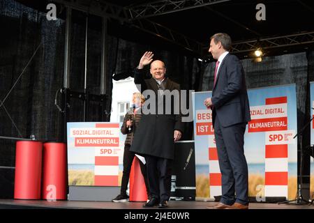 OLAF Scholz wird von Thomas Losse-Müller, Spitzenkandidat der SPD Schleswig-Holstein auf der Bühne begrüßt. - Bundeskanzler OLAF Scholz besucht im Rah Foto Stock