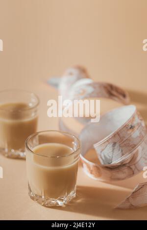 Bicchieri corti di liquore alla crema irlandese o Liquore al caffè con nastro Foto Stock