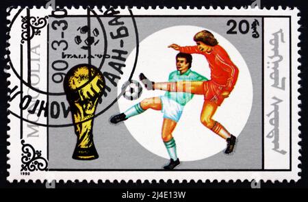 MONGOLIA - CIRCA 1990: Un francobollo stampato in Mongolia mostra Trofeo e giocatori in azione, 1990 Coppa del mondo di calcio Championshis, Italia, circa 1990 Foto Stock