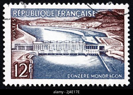 FRANCIA - CIRCA 1956: Un francobollo stampato in Francia mostra Dam a Donzere-Mondragon, nel dipartimento Vaucluse, circa 1956 Foto Stock