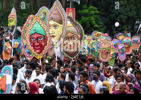 Dhaka, Bangladesh. 14th Apr 2022. Gli studenti della Facoltà di Belle Arti dell'Università di Dhaka marciano con maschere nella tradizionale celebrazione di Mongol Shobhajatra. Il popolo del Bangladesh partecipa a una sfilata colorata per celebrare il primo giorno del capodanno bengalese o Pohela Boishakh il 14 aprile. Migliaia di persone del Bangladesh lo celebrano con diversi rally colorati, programmi culturali con danza tradizionale e musica, questo anno bengalese è stato introdotto durante il regime dell'imperatore Akbar per facilitare la raccolta delle entrate nel 16th secolo. Credit: SOPA Images Limited/Alamy Live News Foto Stock