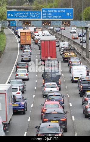 West Bromwich, Birmingham, Inghilterra, 14 aprile 2022. Il traffico della Bank Holiday sta aumentando sulla M5 Motorway vicino a West Bromwich, mentre gli automobilisti cercano di fuggire presto prima che le strade molto congestionate prevedano il venerdì Santo. L'autostrada si unisce alla M6 in direzione nord verso Wolverhampton e in direzione sud verso Londra. Credito: Interrompi stampa Media/Alamy Live News Foto Stock