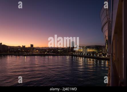 Partenza dal porto di Las Palmas al tramonto Foto Stock