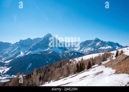 Vista idilliaca della maestosa catena montuosa di kronplatz e degli alberi contro il cielo limpido Foto Stock