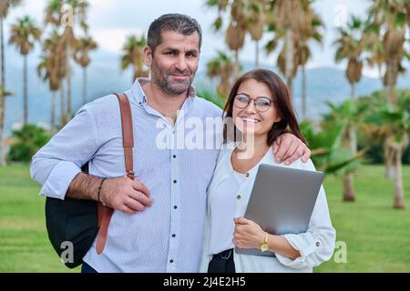 Ritratto di coppia matura, uomo e donna sorridenti guardando la macchina fotografica Foto Stock