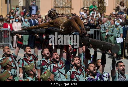 I legionari spagnoli sono visti con una statua del Cristo de la Buena Muerte (Cristo della buona morte) durante un trasferimento il Giovedì Santo in Piazza Santo Domingo, per celebrare le celebrazioni della settimana Santa. Dopo due anni senza la settimana Santa a causa della pandemia del coronavirus, migliaia di fedeli attendono di vedere le processioni che portano le statue di Cristo e della Vergine Maria per le strade come parte della settimana Santa tradizionale. In Andalusia, la celebrazione della settimana Santa accoglie migliaia di persone provenienti da tutti i paesi, ed è considerata uno dei più importanti eventi religiosi e culturali dell'anno. Foto Stock