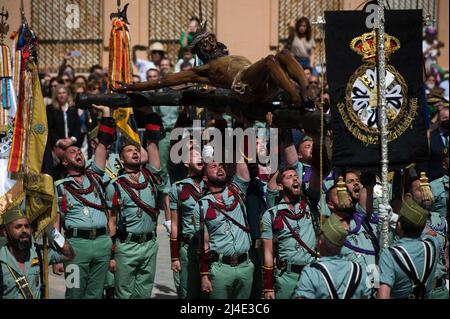 I legionari spagnoli sono visti con una statua del Cristo de la Buena Muerte (Cristo della buona morte) durante un trasferimento il Giovedì Santo in Piazza Santo Domingo, per celebrare le celebrazioni della settimana Santa. Dopo due anni senza la settimana Santa a causa della pandemia del coronavirus, migliaia di fedeli attendono di vedere le processioni che portano le statue di Cristo e della Vergine Maria per le strade come parte della settimana Santa tradizionale. In Andalusia, la celebrazione della settimana Santa accoglie migliaia di persone provenienti da tutti i paesi, ed è considerata uno dei più importanti eventi religiosi e culturali dell'anno. ( Foto Stock