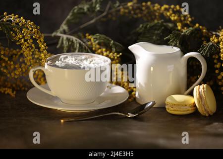 tazza di caffè con macaron Foto Stock