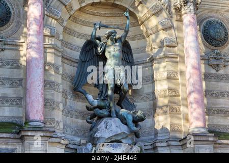 San Michele Arcangelo che uccide Satana (di Francisque-Joseph Duret, 1860)- Fontana di San Michele, Place Saint-Michel - Parigi Foto Stock
