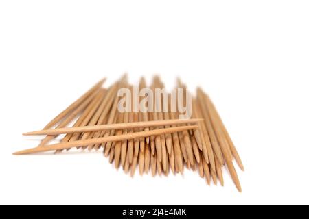 Stuzzicadenti in legno su sfondo bianco Foto Stock