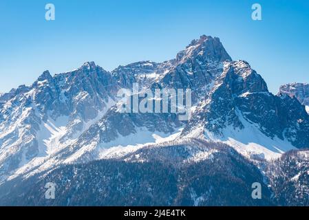 Vista idilliaca della maestosa catena montuosa di kronplatz contro il cielo azzurro Foto Stock