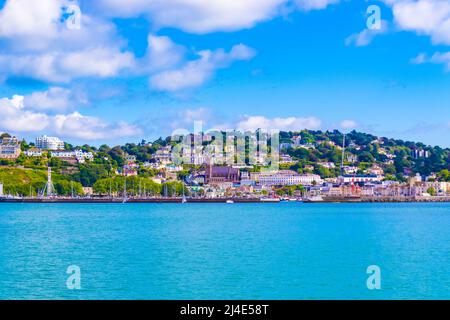 Vista panoramica della cittadina balneare di Torquay sulla Riviera Inglese in Devon Inghilterra Regno Unito visto dal Torbay Foto Stock