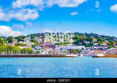 Vista panoramica della cittadina balneare di Torquay sulla Riviera Inglese in Devon Inghilterra Regno Unito visto dal Torbay Foto Stock