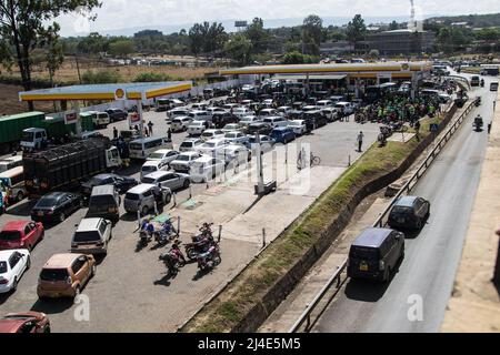 Gli automobilisti si accachiano per fare rifornimento alla stazione di benzina di Shell tra la scarsità di carburante e l'aumento dei prezzi. Per due settimane, la carenza di carburante in Kenya ha continuato ad essere sperimentata con poche stazioni di gas che ancora la erogano in modo intermittente quando le scorte sono disponibili. Inizialmente, gli operatori del mercato petrolifero hanno rifiutato di rilasciare il loro carburante citando i timori di incorrere in perdite dopo che il governo non ha onorato il suo obbligo di sovvenzione inteso ad alleviare i consumatori dai prezzi elevati. Foto Stock