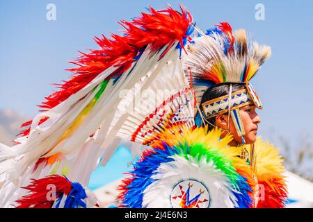 Malibu, California, USA - 9 aprile 2022. Polvere. Ritratto di uomo nativo americano in pieno Regalia. Chumash Day Powwow e incontro intertribale. Foto Stock