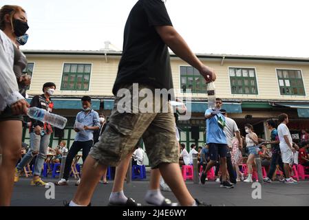 Bangkok, Tailandia. 14th Apr 2022. Songkran Festival atmosfera a Khao San Road, Bangkok, un punto di riferimento turistico deve viaggiare per giocare spruzzi d'acqua in questo luogo, ma quest'anno, Thailandia ci sono ancora problemi con la diffusione di COVID-19. Il governo ha ordinato di non spruzzare acqua nei luoghi pubblici. Durante il Songkran Festival 2022, nella zona, ci sono ufficiali al punto di pubblicizzare i turisti per capire le misure di salute pubblica. (Credit Image: © Teera Noisakran/Pacific Press via ZUMA Press Wire) Credit: ZUMA Press, Inc./Alamy Live News Foto Stock