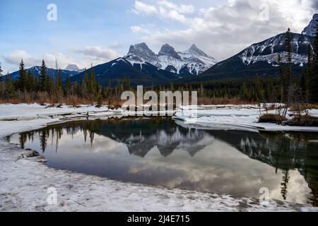 L'alba di tre Sorelle a policeman Creek, Canmore, Alberta, Canadian Rockies, Canada Foto Stock