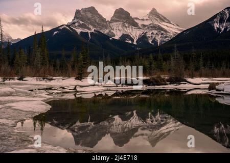 L'alba di tre Sorelle a policeman Creek, Canmore, Alberta, Canadian Rockies, Canada Foto Stock