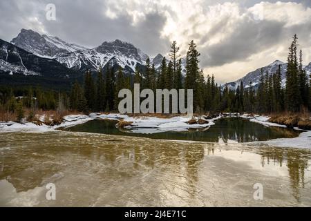 Sunrise sopra il policeman Creek e le Montagne Rocciose canadesi al punto di vista di Three Sisters, Canmore, Alberta, Canada Foto Stock