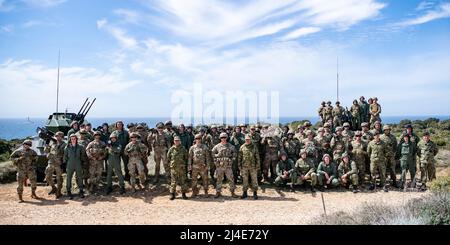 I paracadutisti dell'esercito degli Stati Uniti assegnati allo stand della Brigata Airborne 173rd accanto ai soldati con il reggimento croato di difesa aerea dopo aver sparato gli Stingers FIM-92 durante un esercizio di difesa aerea dal vivo. Questo training fa parte dello Exercise Shield 22 a Kamenjak, vicino a Medulin, Croazia, il 8 aprile 2022. Exercise Shield 22 è un esercizio annuale di difesa aerea croata che mira a rafforzare l'esecuzione dei compiti di difesa aerea contro obiettivi mobili di bassa e media altitudine. Nel corso dell'esercizio, la Brigata Airborne 173rd e il Regiment croato della difesa aerea svolgono una formazione congiunta sulle tattiche di difesa aerea; Foto Stock