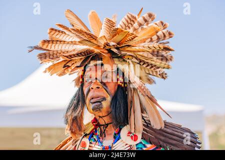 Malibu, California, USA - 9 aprile 2022. Polvere. Ritratto di uomo nativo americano in pieno Regalia. Chumash Day Powwow e incontro intertribale. Foto Stock