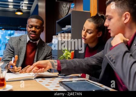 Gruppo di persone di busniess multirazziale stanno avendo una discussione Foto Stock