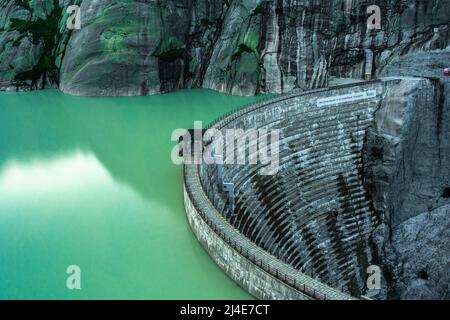 Vista della diga sul lago Grimselsee in Svizzera Foto Stock