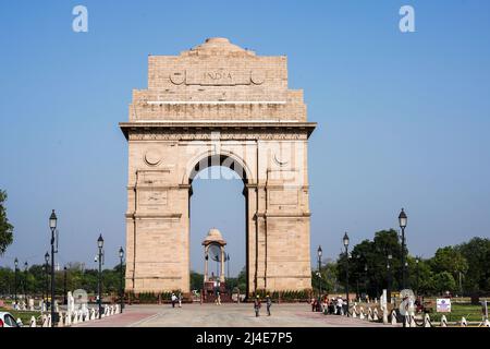 L'India Gate è un memoriale di guerra si trova a cavallo della Rajpath, sul bordo orientale del 'asse cerimoniale' di New Delhi, in precedenza chiamato Kingsway Foto Stock