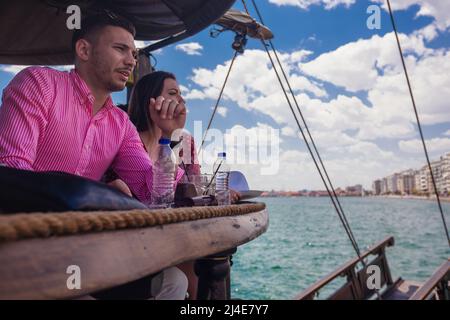 Ritratto di un bell'uomo che ammirava la vista del mare da una barca Foto Stock
