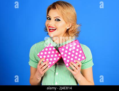 Buon giorno delle madri. Bella donna con il trucco perfetto contiene due scatole regalo. Vacanze, compleanno Foto Stock