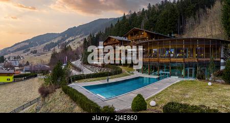 Splendida vista sul naturhotel leitlhof e sulle montagne contro il cielo durante il tramonto Foto Stock