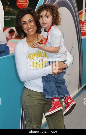 Saira Khan e il figlio Zac, Toy Fair, Olympia, Londra, Regno Unito Foto Stock