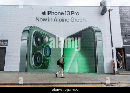 14/04/2022. Londra, Regno Unito. Foto di Ray Tang. Un nuovo murale Apple Pro 13 è stato dipinto e presentato oggi a Shoreditch, East London. Il murale della rete di telefonia mobile EE presenta la nuova variante di telefoni a colori Alpine Green. Foto Stock