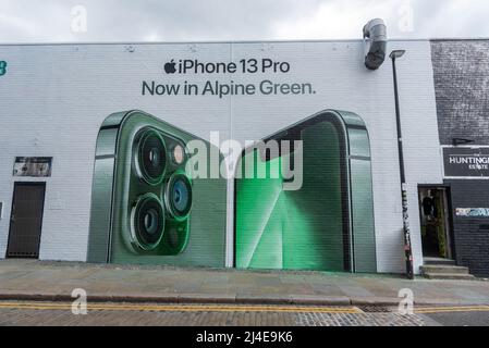 14/04/2022. Londra, Regno Unito. Foto di Ray Tang. Un nuovo murale Apple Pro 13 è stato dipinto e presentato oggi a Shoreditch, East London. Il murale della rete di telefonia mobile EE presenta la nuova variante di telefoni a colori Alpine Green. Foto Stock